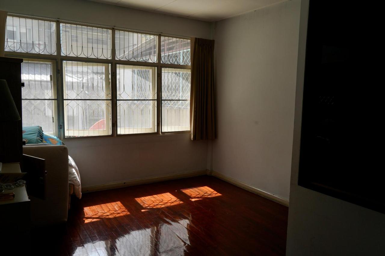 Sura Hostel Bangkok Near Mrt Phra Ram 9 Esterno foto